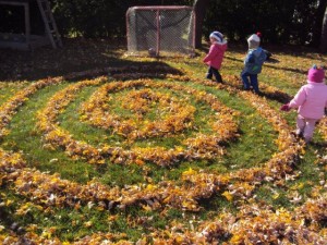 Leaves_happyhooligans Leaves happyhooligans 300x225 8 Easy, Inexpensive & Creative Leaf Activities